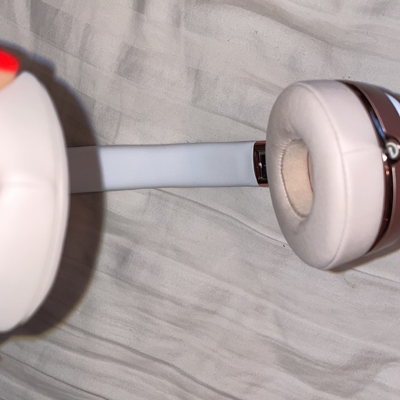 Beats solo 3 wireless special edition rose gold headphones •READ DESCRIPTION• - Picture 6 of 16